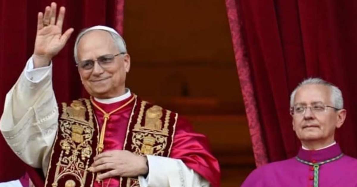 Punainen mozzetta palasi paavin seremoniapukuun