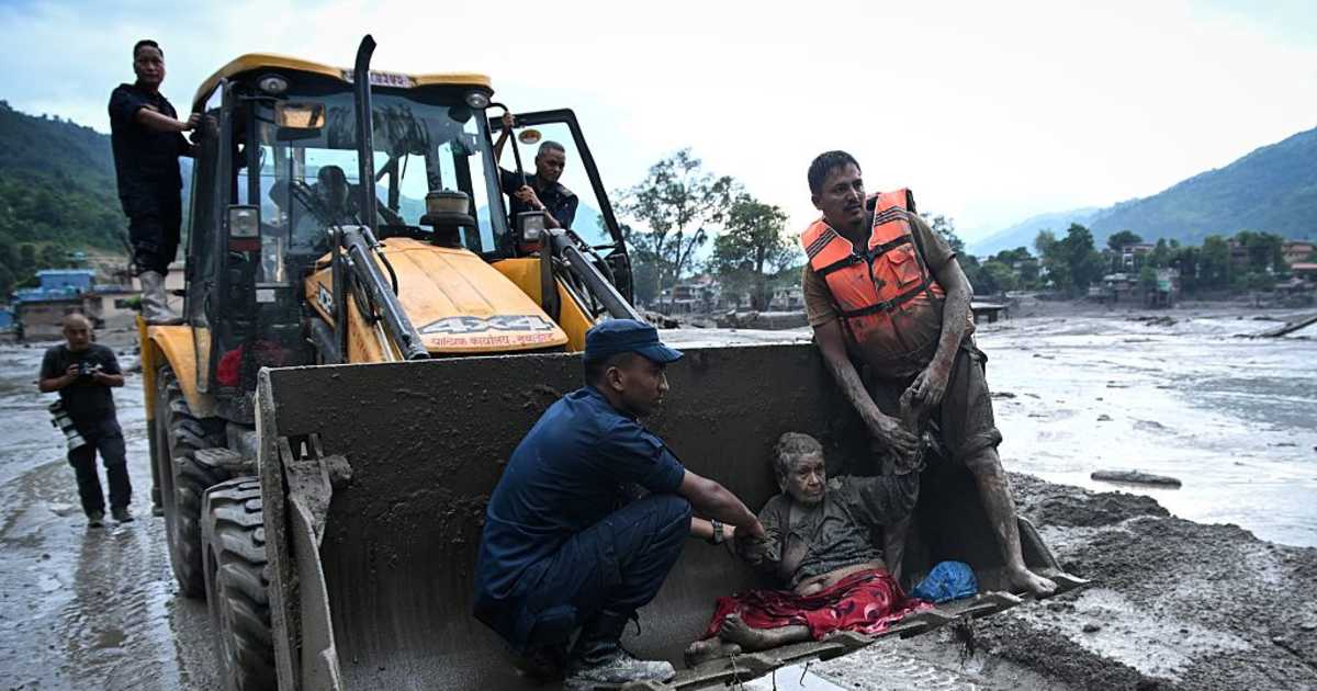 Støtte til Nepal efter stødfloder med hundreder dræbte