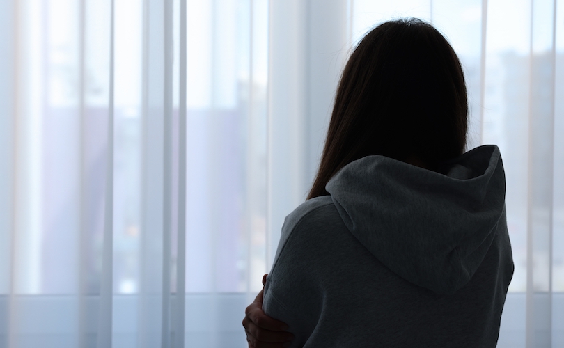Australisk influencer berättar om abort i graviditetsvecka 26