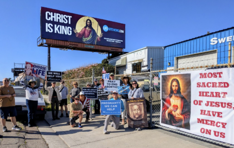 Billboard med »Christ is King« planlægges på Broadway