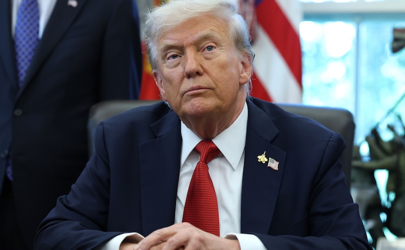Trump hotar skolor som stöder könsövergångar