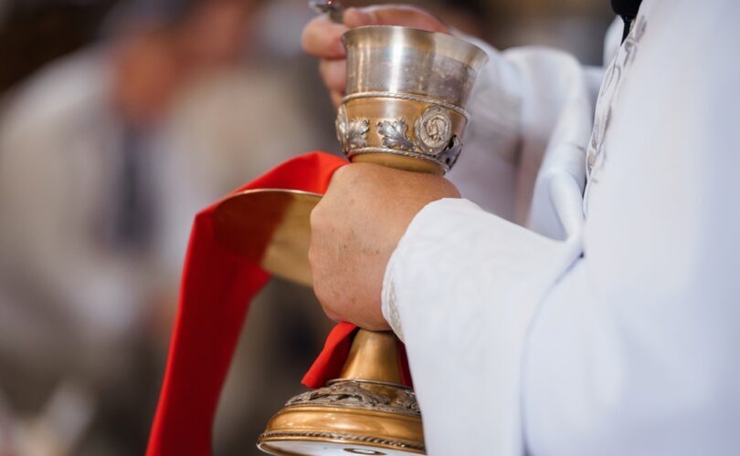 Kvinde væltede kalk under kommunion i Minnesota-kirke