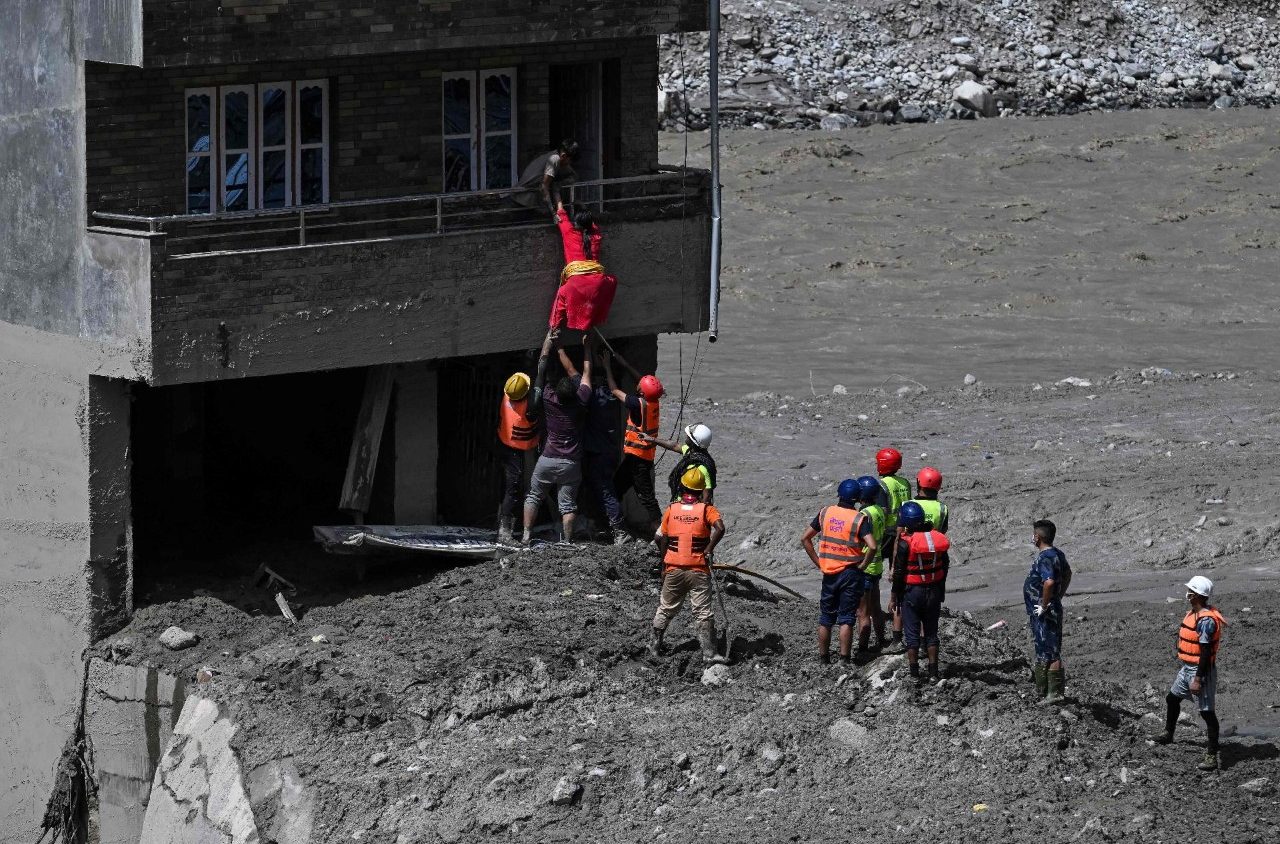 Mindst 165 døde efter flodbølge ved Nepal-Kina-grænsen