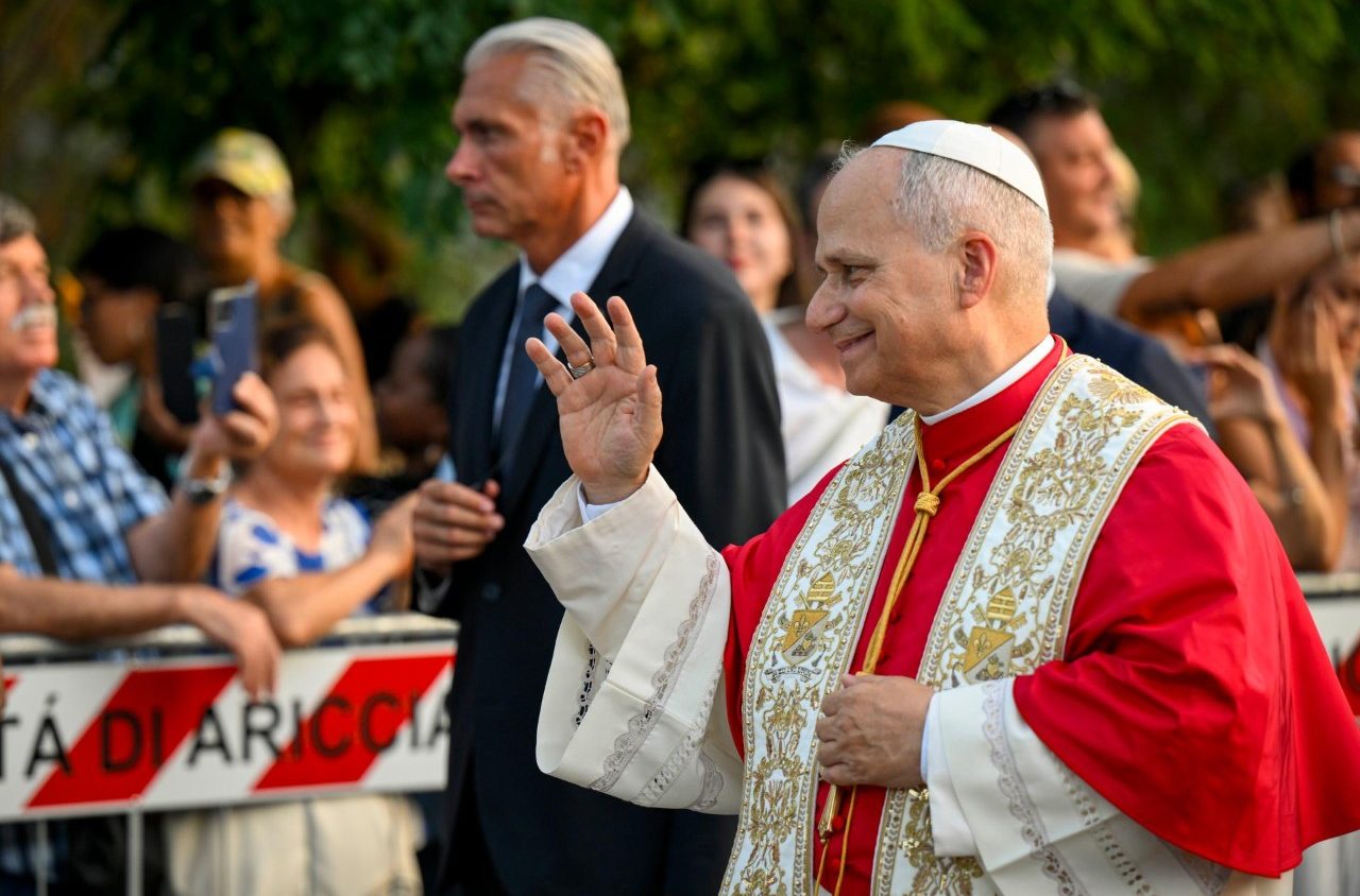 Bådprocession på Albano-søen efter messe i Castel Gandolfo