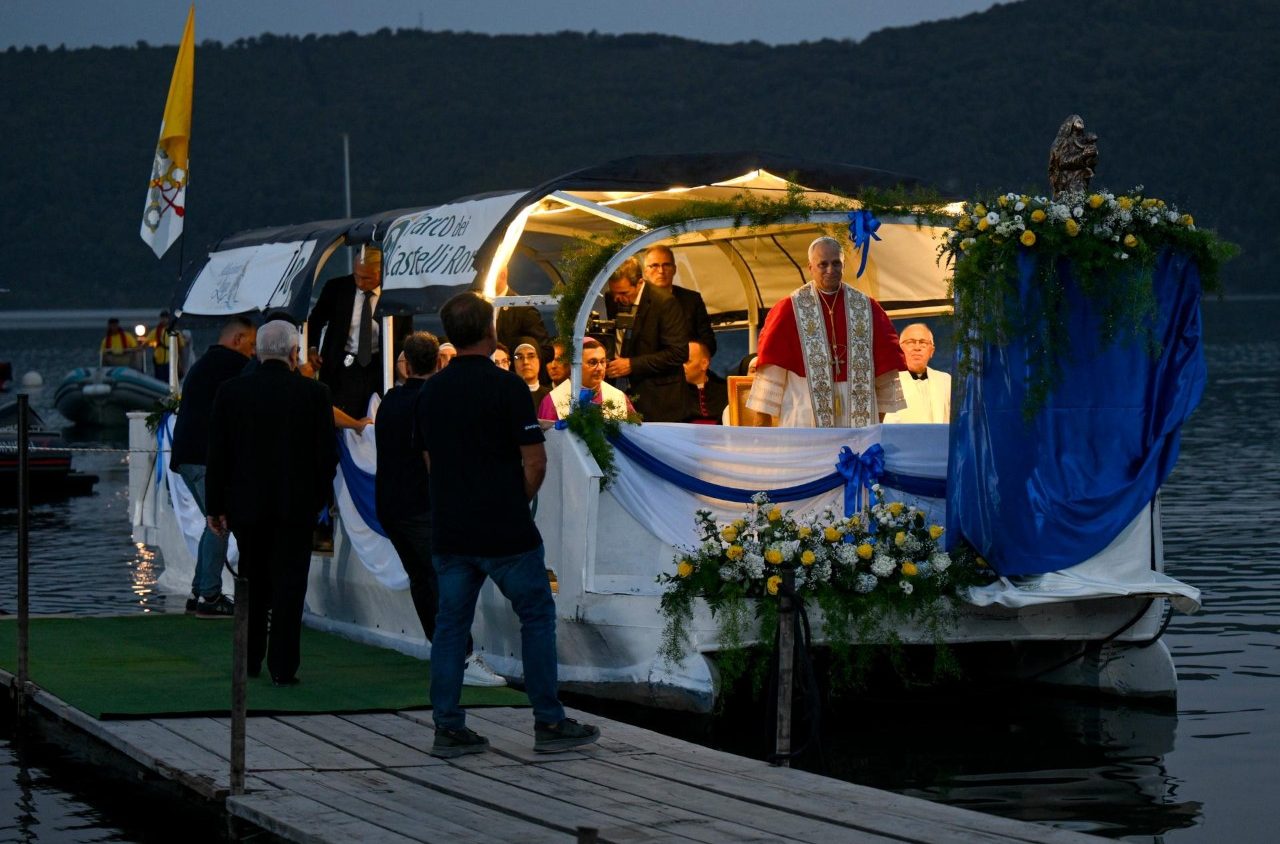Bådprocession på Albanosøen endte i bøn for krigens ofre