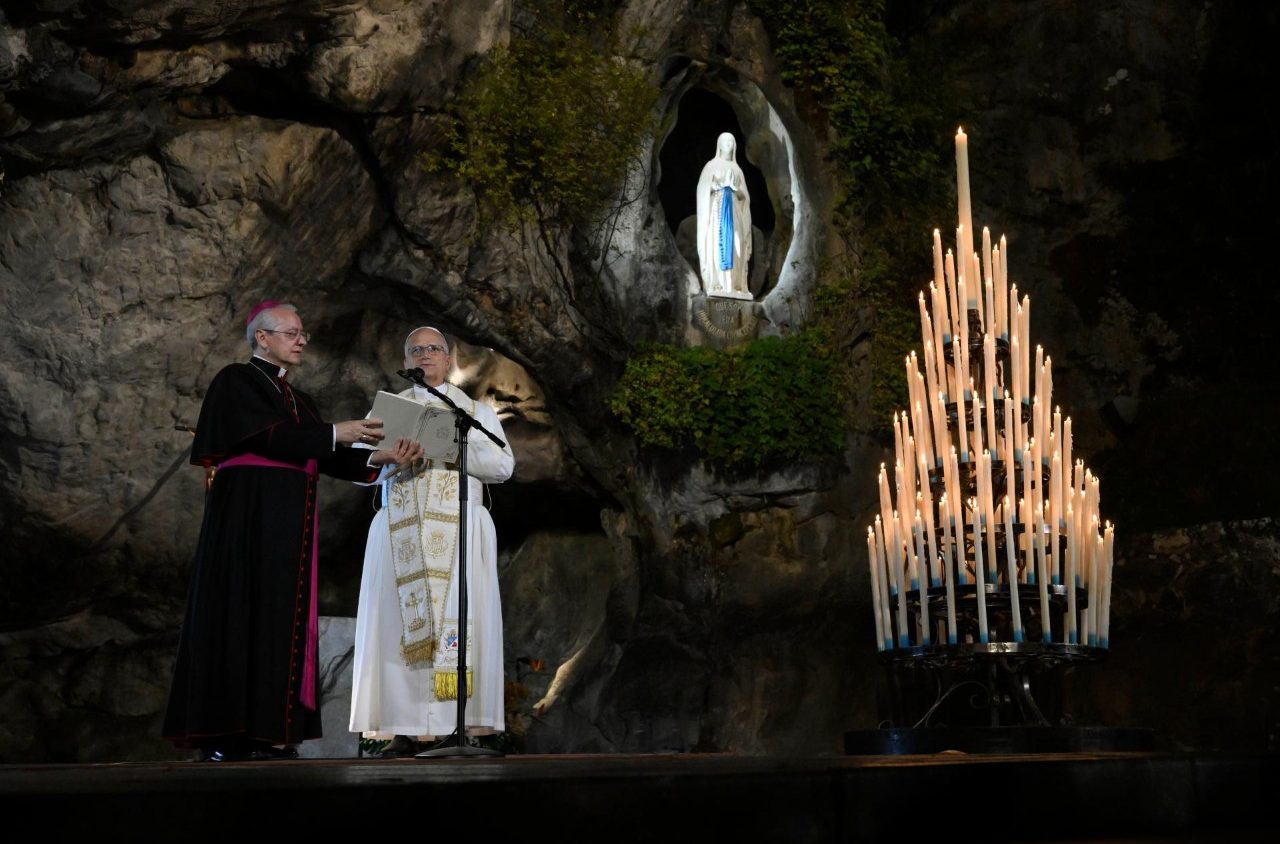 Bønn for Frankrike i mørket ved Lourdes-grotten
