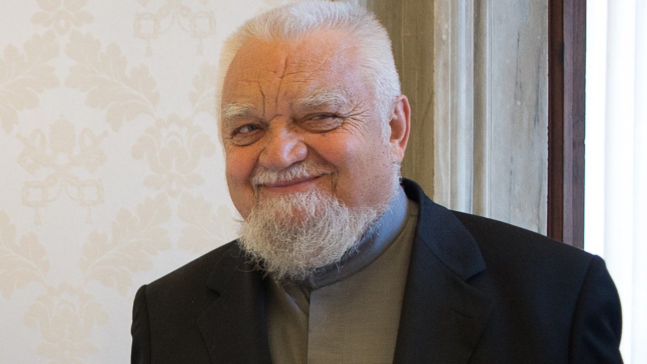 Ravasi bryder løfte og tegner portræt af Enzo Bianchi